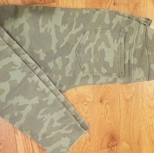 Green camo skinny pants